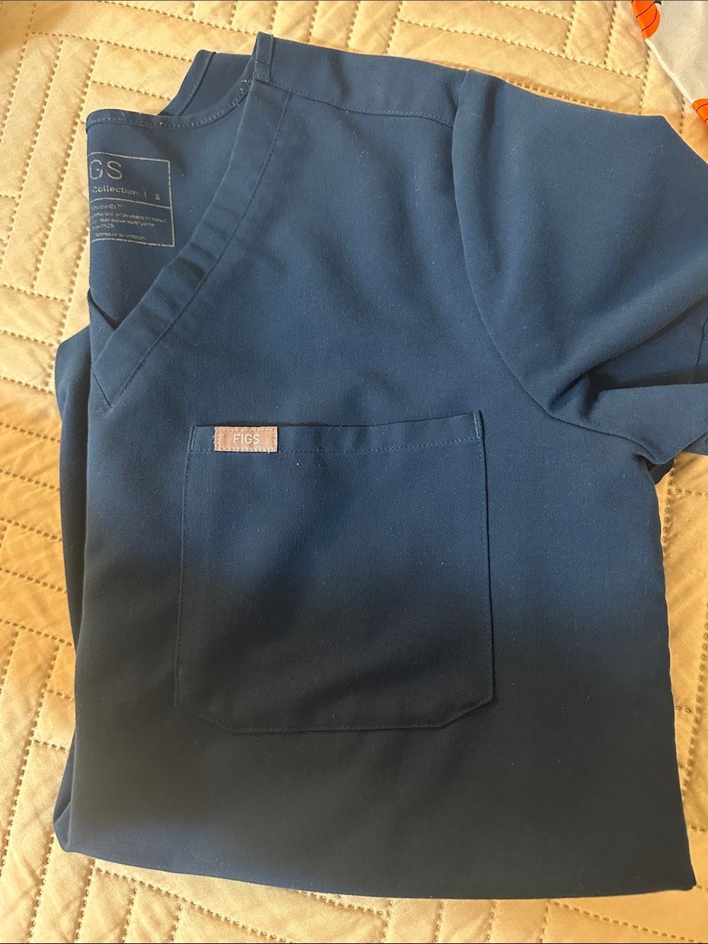 Figs Womenโs Carribean Blue V-Neck Pocket Top